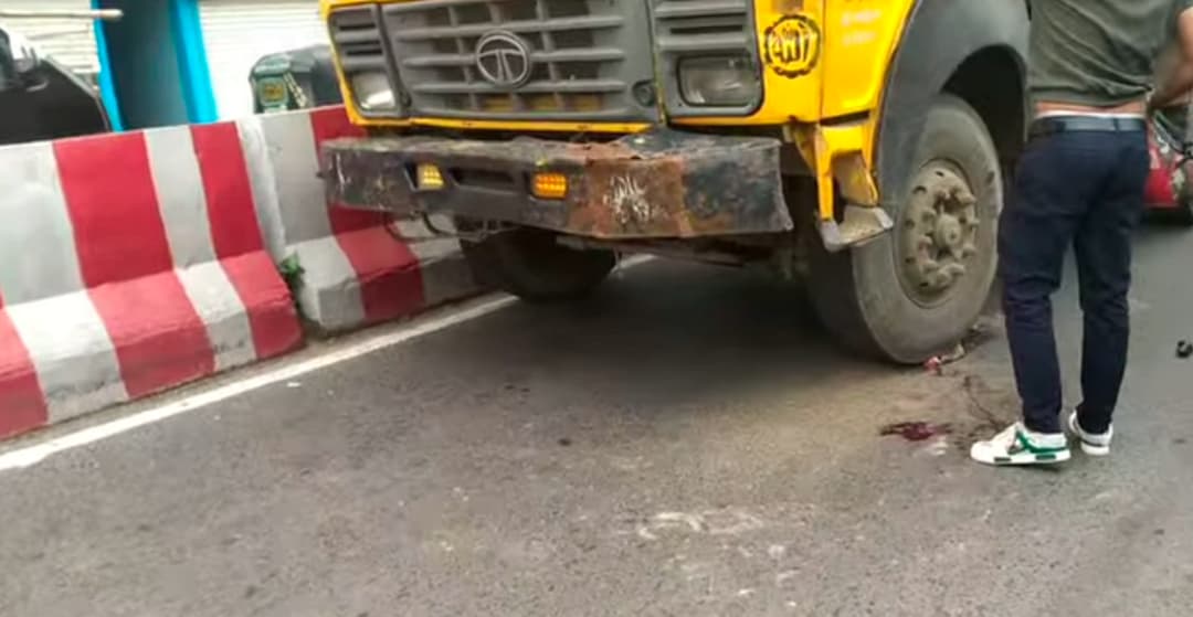 হাটহাজারীতে ট্রাকের চাকায় পিষ্ট হয়ে মোটর সাইকেল আরোহী গুরুতর আহত 